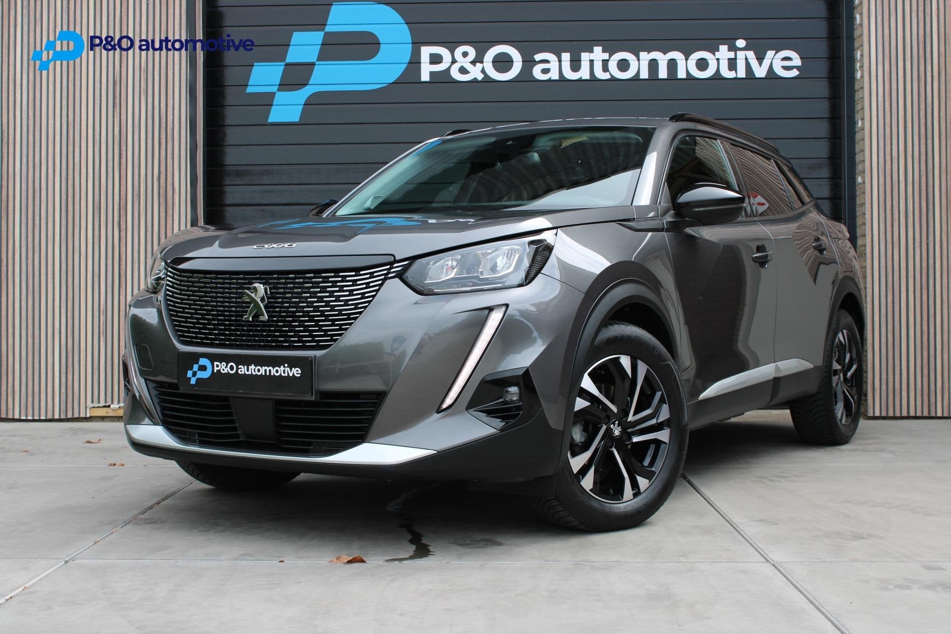 Peugeot 2008 1.2 PureTech Allure CAMERA | CARPLAY | 3D, Gebruikt, 1199 cc, Met garantie (alle), Leder en Stof