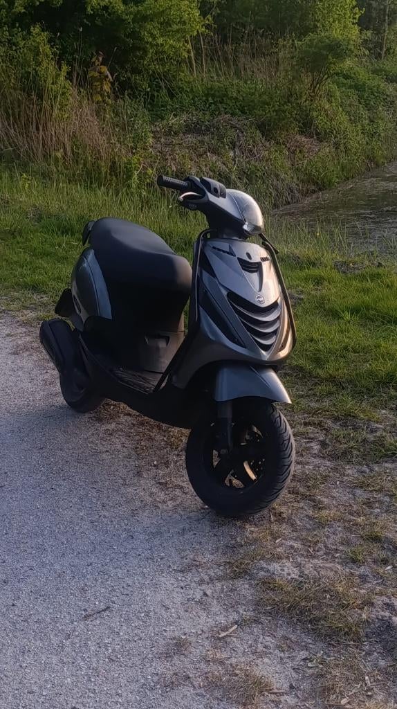 piaggio zip 172 lc BROM, Fietsen en Brommers, Scooters | Piaggio, Zo goed als nieuw, Zip, Maximaal 45 km/u, Tweetakt, Ophalen of Verzenden