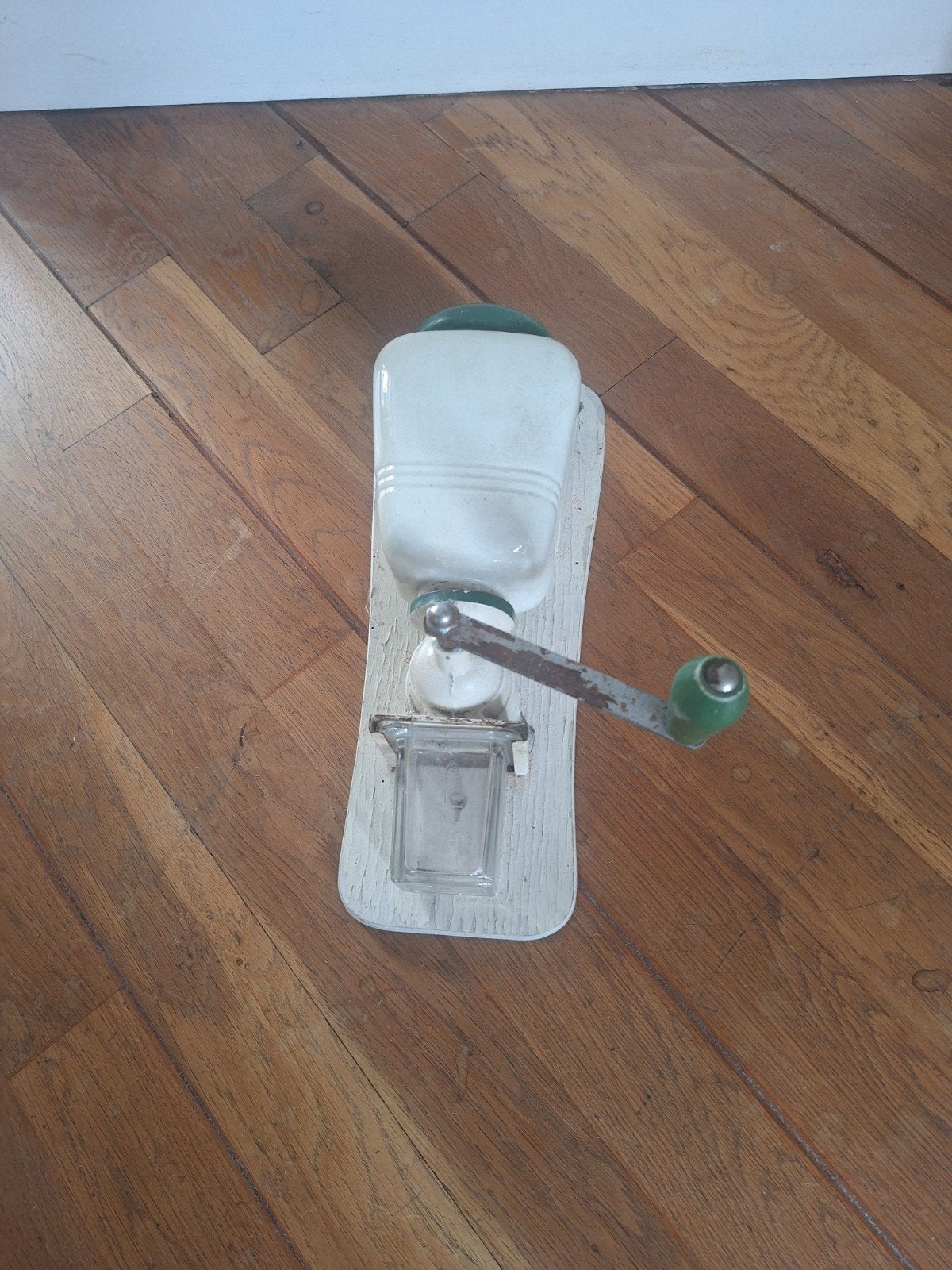 Vintage koffiemolen, wandmodel, wit met groen, Ophalen of Verzenden