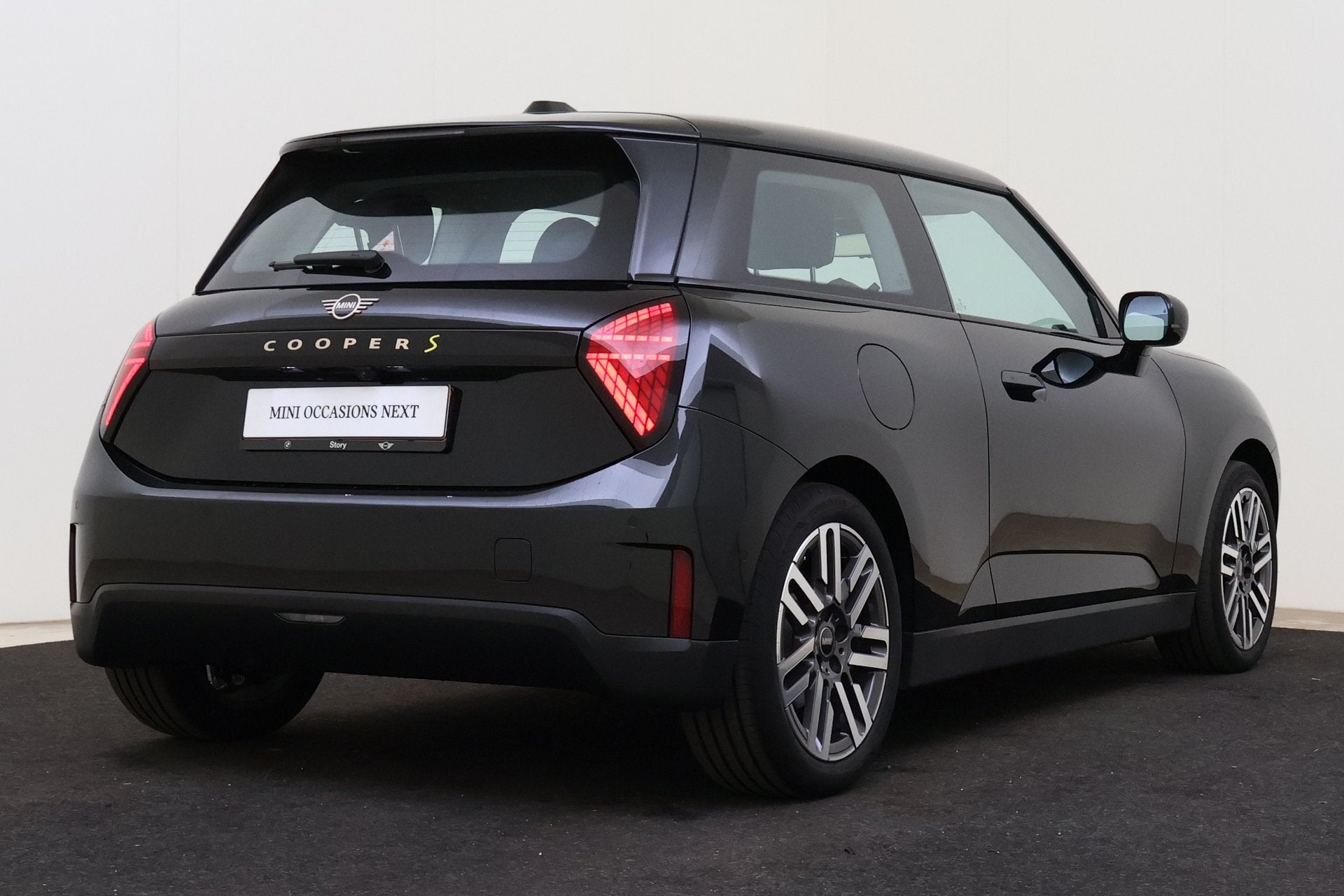 MINI Hatchback Cooper E / Classic / Pakket S / 17 inch Paral, Auto's, Mini, Stof, Gebruikt, Zwart, Metallic lak