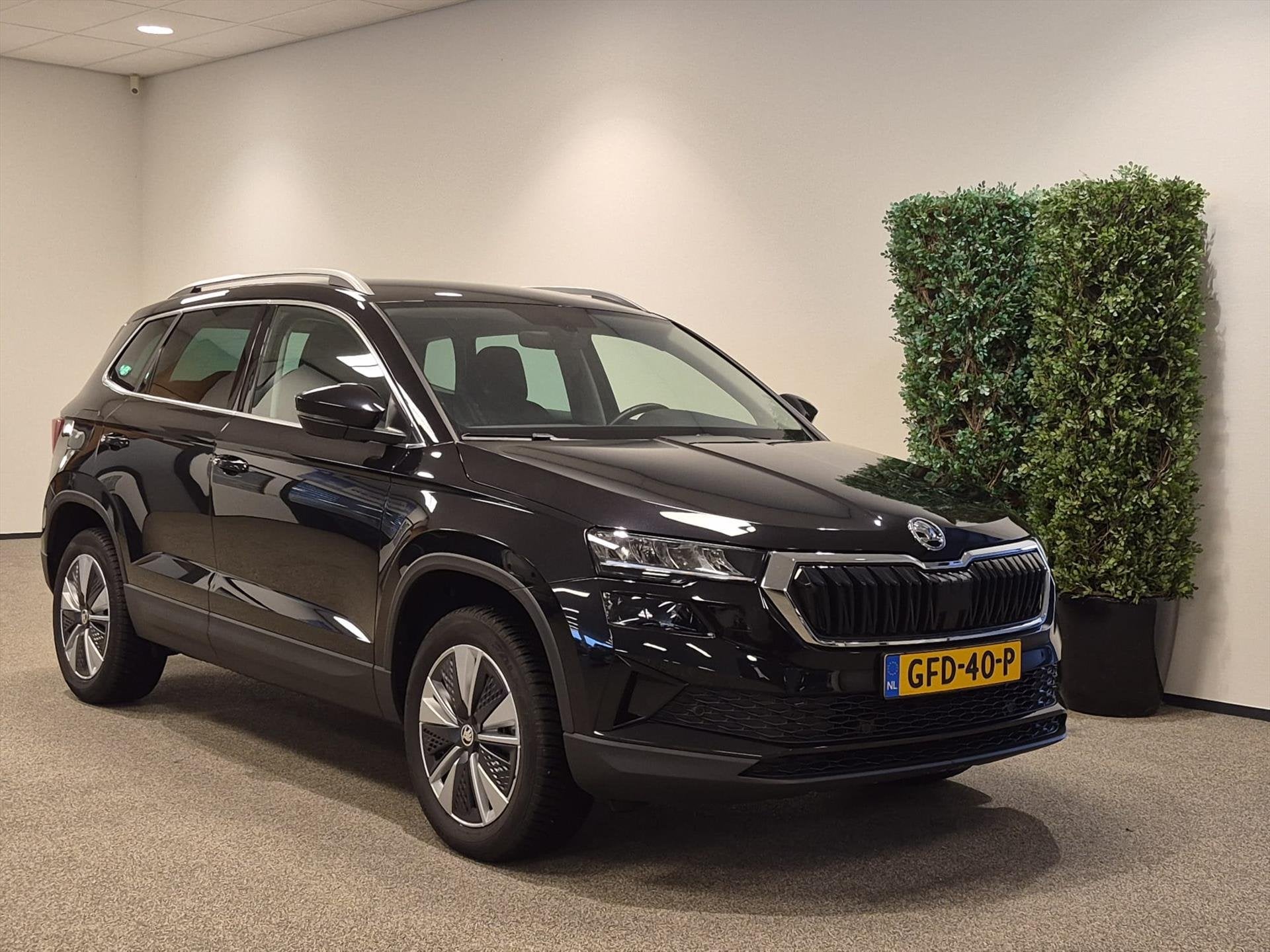 Skoda Karoq 1.0 TSI Greentech 110pk, Auto's, Voorwielaandrijving, Stof, Gebruikt, Zwart