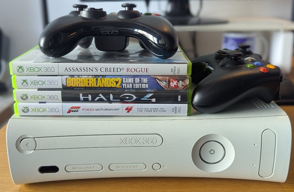 Xbox 360 met 2 controllers en 4 games, Spelcomputers en Games, Spelcomputers | Xbox 360, Gebruikt, 20 GB, 360 Arcade of Core, Met 2 controllers