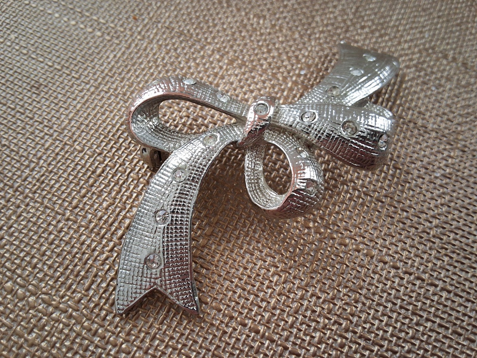 Zilverkleurige Strik Broche met Strass, Overige materialen, 4 tot 7 cm, Ophalen of Verzenden, Zo goed als nieuw