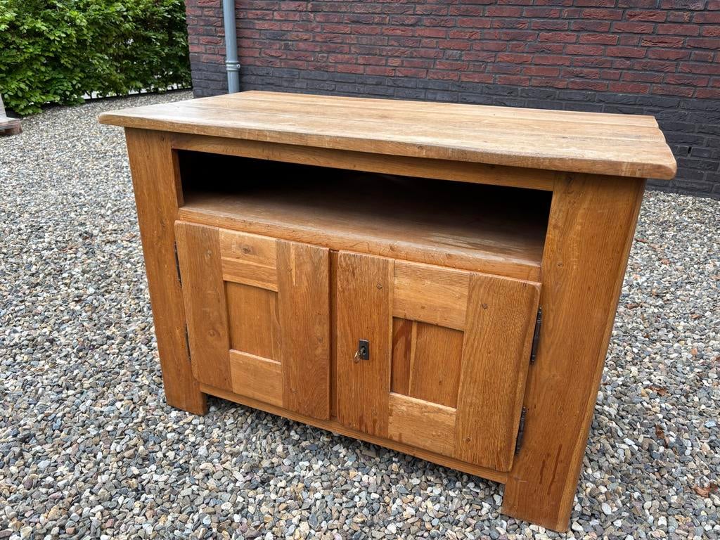Eikenhouten opbergkast/ tv smeedijzeren sluiting, Antiek en Kunst, Antiek | Meubels | Kasten, Ophalen