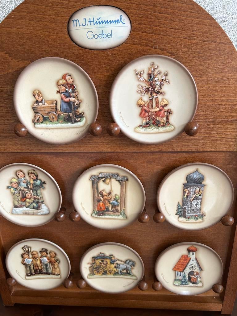Hummel Goebel bordjes met houten display, Ophalen, Gebruikt, Hummel