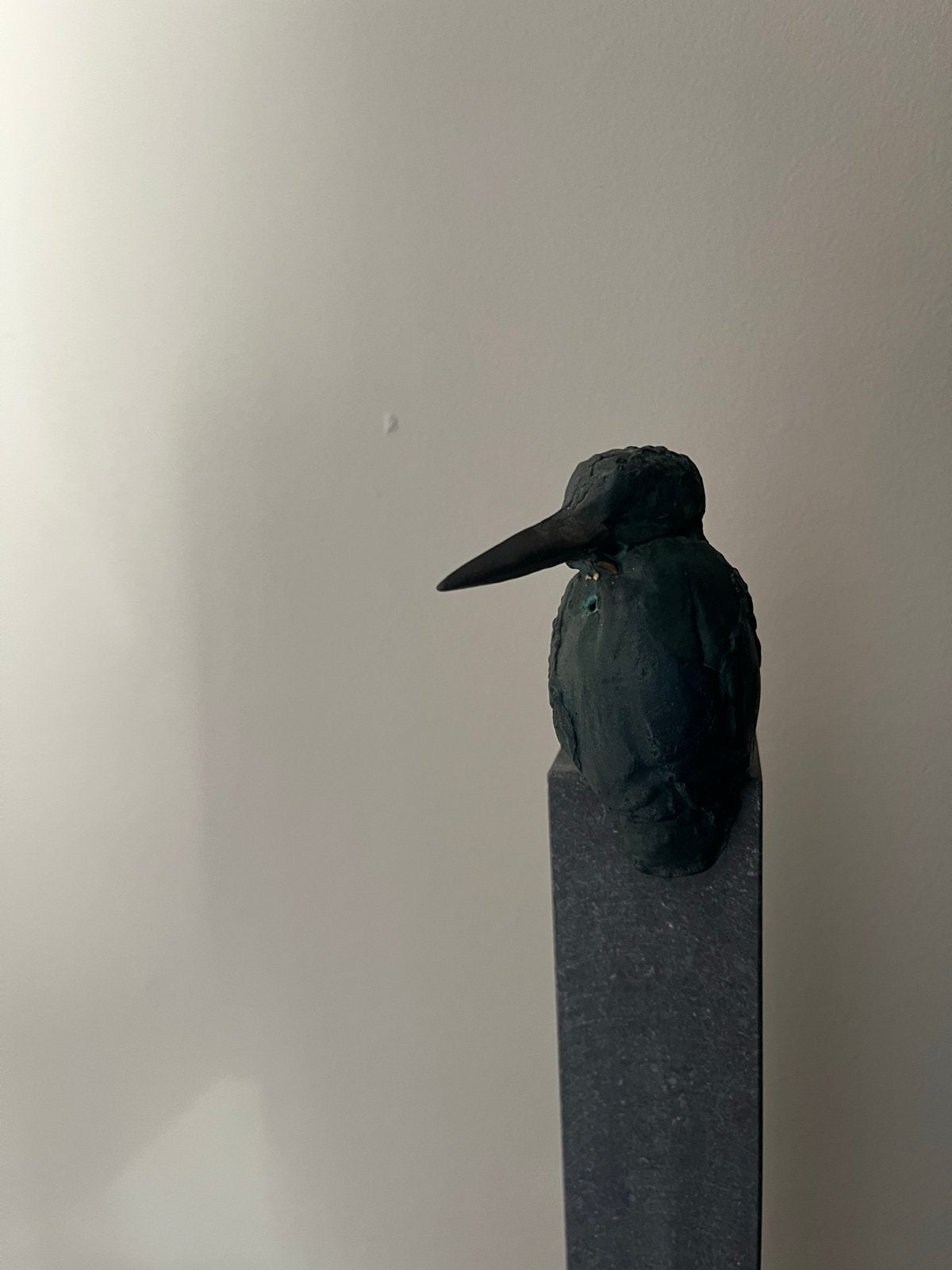 Bronzen IJsvogel op Sokkel - van Jozephine Wortelboer, Antiek en Kunst, Ophalen, 1 meter - 2 meter, Beeld, Vogel