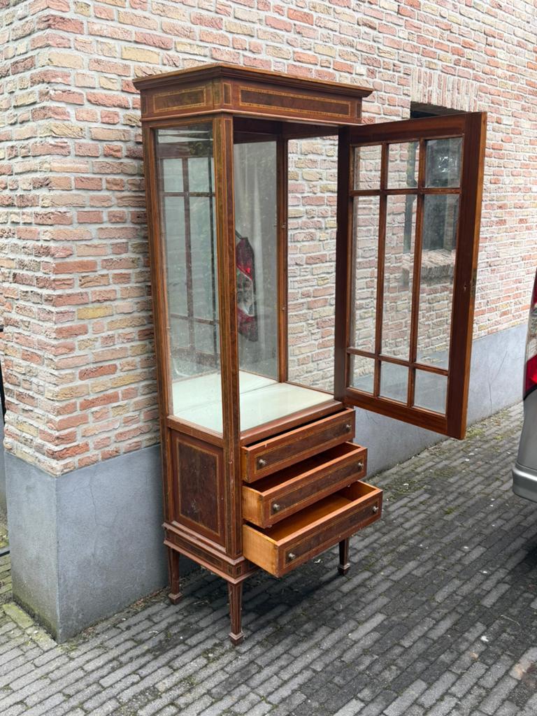 Koloniaals spiegelkastje, Ophalen