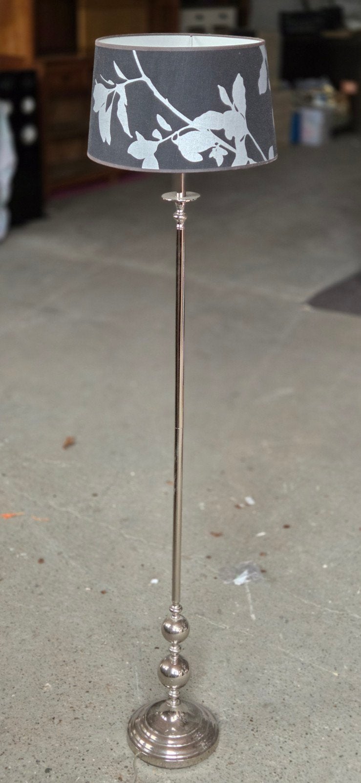 Gratis Schemerlamp met Zilveren Poot en Voet - 1.57m Hoog, Ophalen, Gebruikt, Stof, Modern