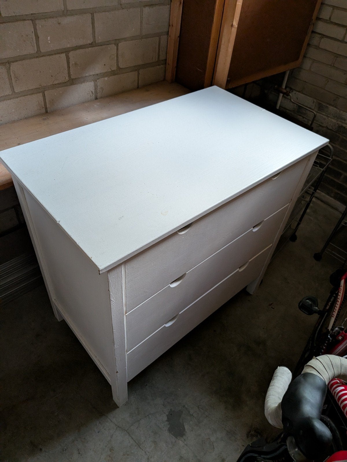 Houten commode, wit geschilderd, Gebruikt, 50 tot 70 cm, 75 tot 100 cm, Voetruimte
