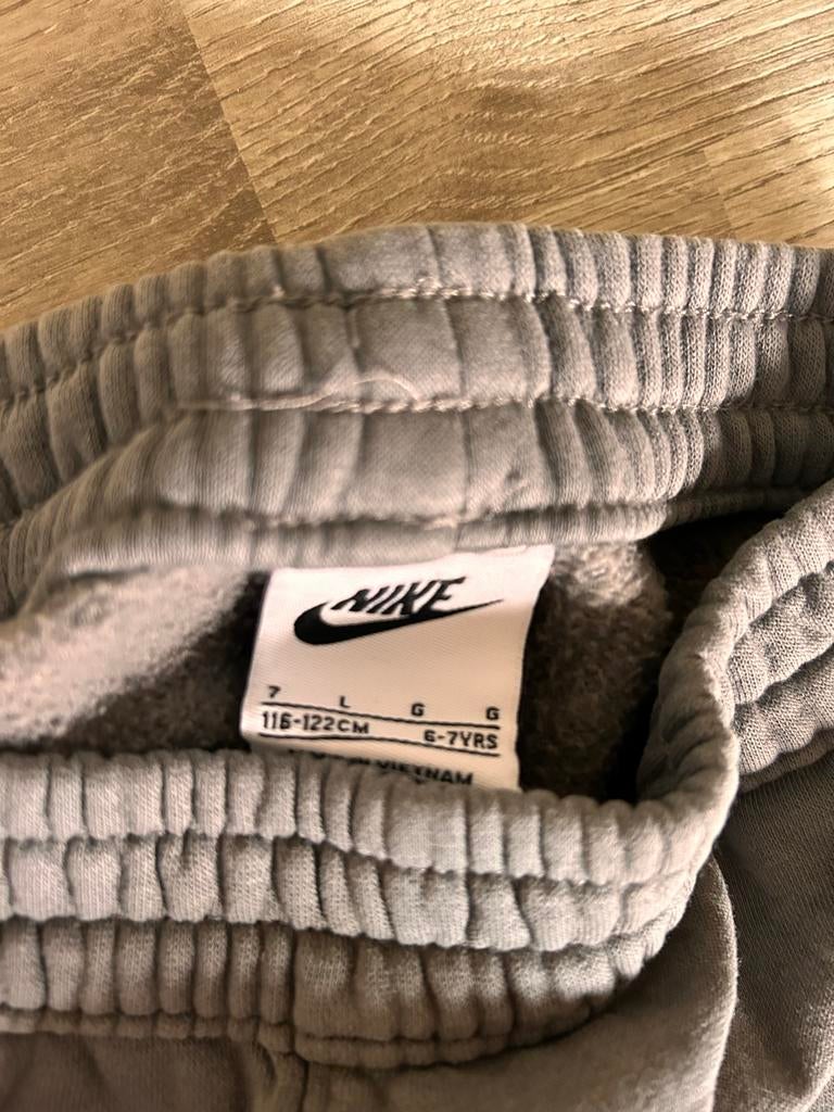 Nike joggingbroek grijs maat 116-122 (6-7 jaar), Ophalen of Verzenden, Gebruikt, Jongen of Meisje, Broek