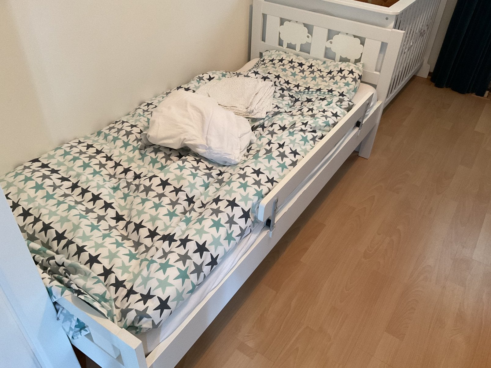 Juniorbed lengte 1,60 meter met toebehoren en hekje, Ophalen, 70 tot 85 cm, 140 tot 160 cm, Zo goed als nieuw