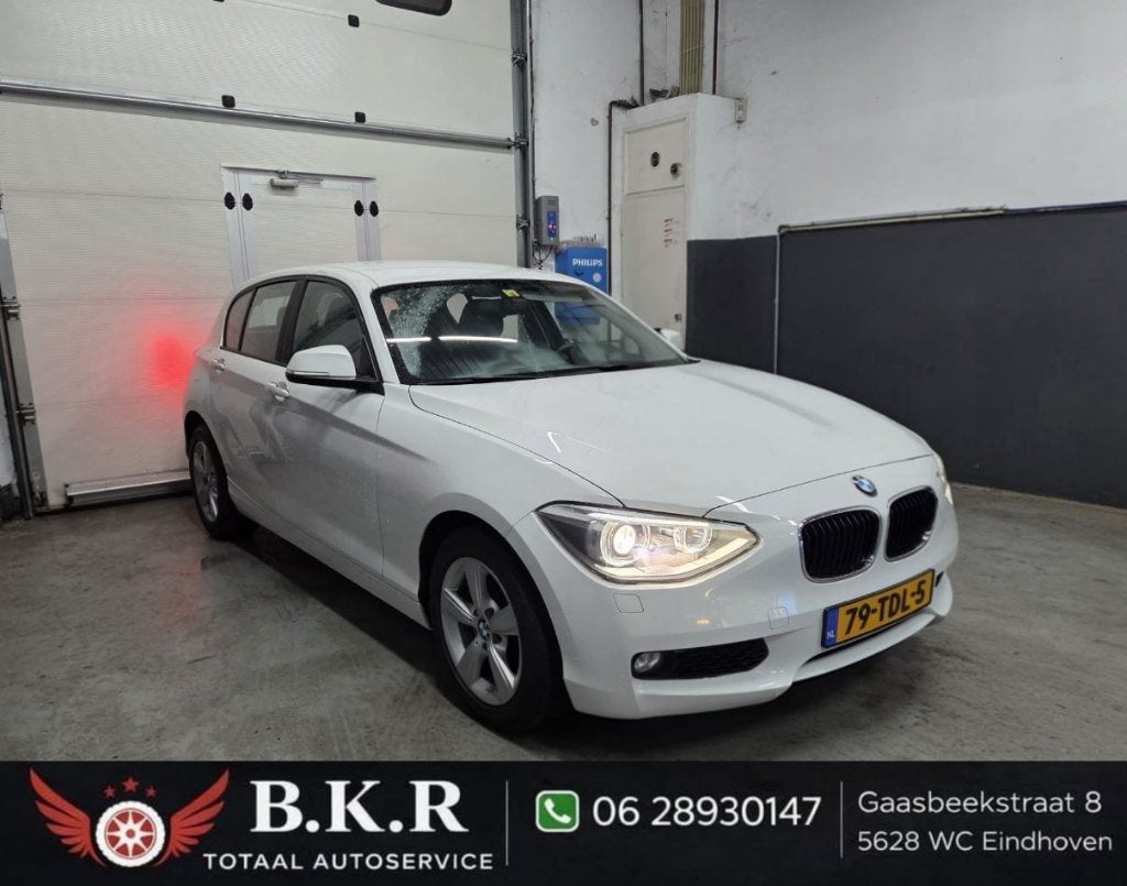 BMW 116i | Navi | Xenon | Cruise | Bluetooth | Nieuwe APK, 1-Serie, Zwart, 4 cilinders, Wit