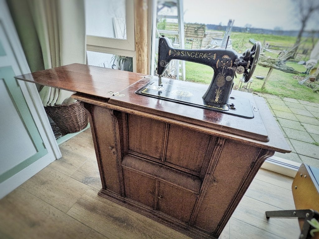 Antieke Singer 66K Trapnaaimachine in Meubel (1912), Ophalen