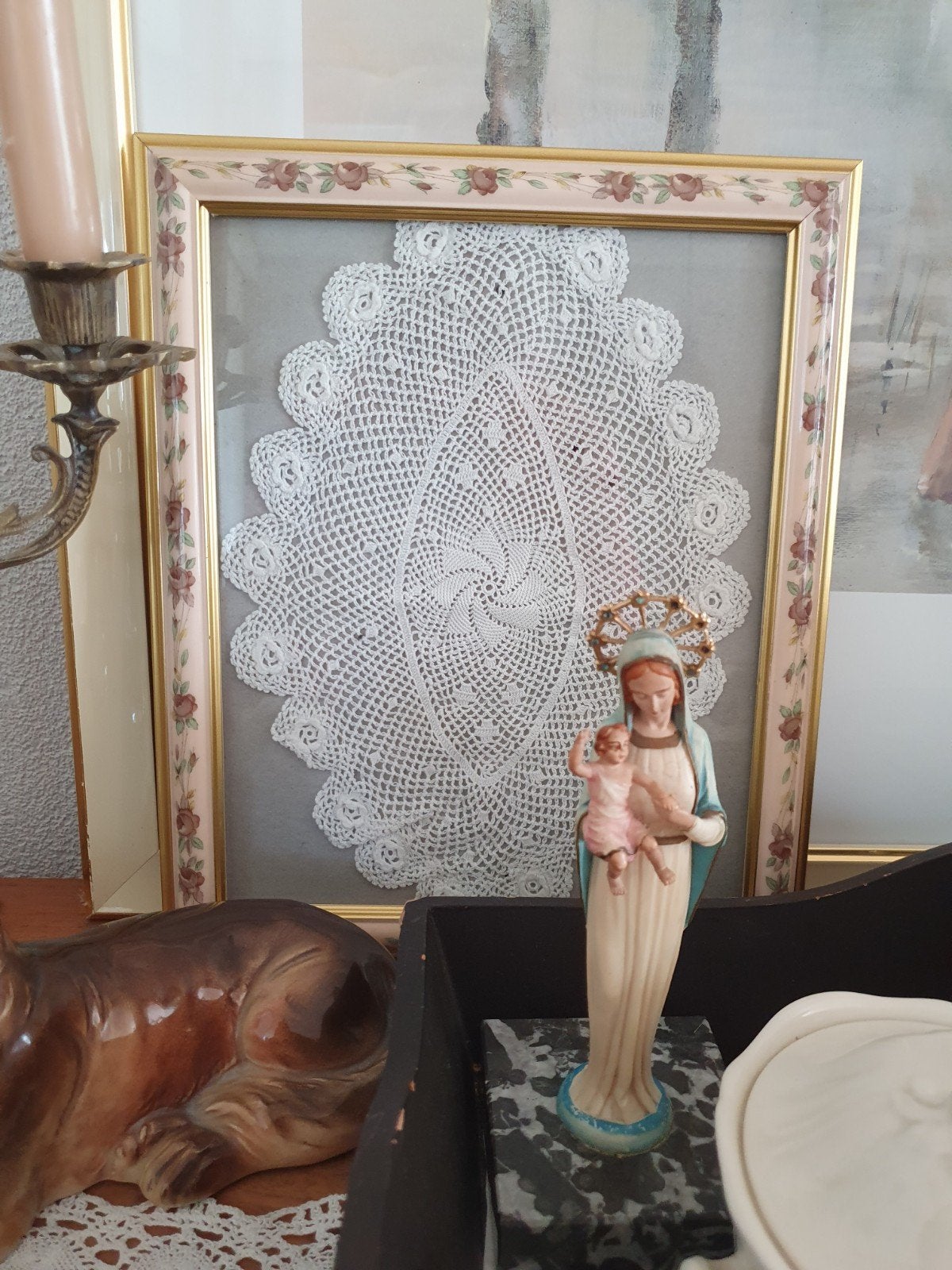 Ingelijste gehaakte kleedje in mooie lijst met rozen, Antiek en Kunst, Curiosa en Brocante, Ophalen of Verzenden