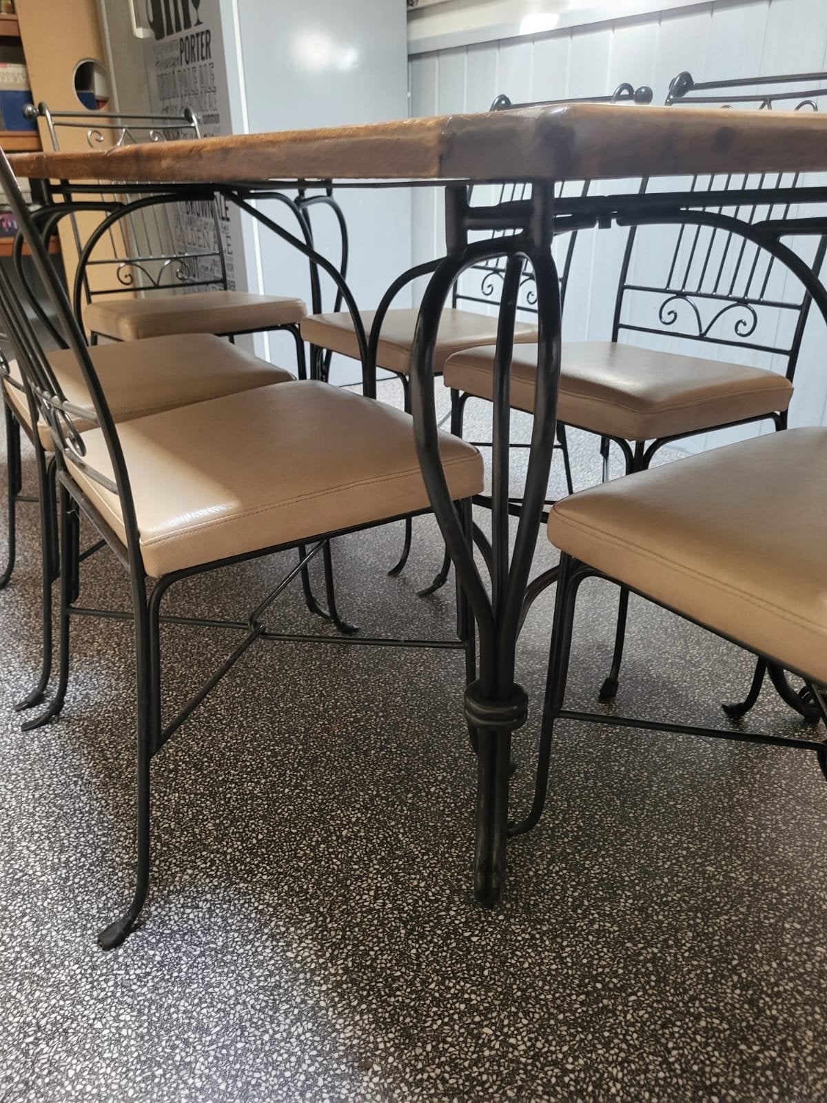 Robuuste eettafel met smeedijzeren onderstel en 6 stoelen, Huis en Inrichting, Tafels | Eettafels, Ophalen, Gebruikt, 50 tot 100 cm