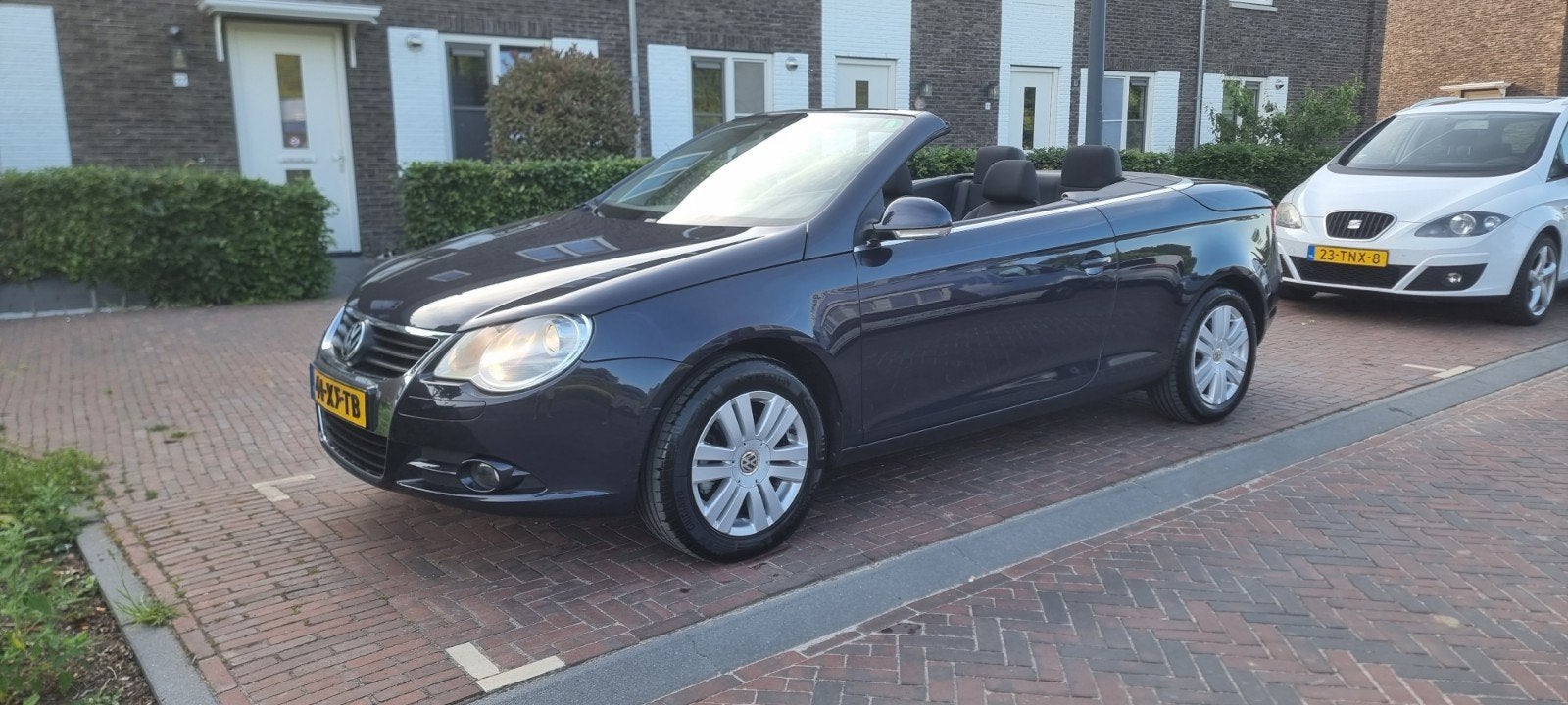 Schitterende en zuinige Volkswagen Eos 1.6 16V FSI (6-bak), Stof, Zwart, 4 cilinders, Cabriolet