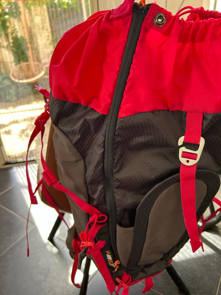 Quechua Forclaz 30 Air+ Trekking Rugzak - Rood/Zwart, Sieraden, Tassen en Uiterlijk, Tassen | Rugtassen, Gebruikt, 25 tot 40 cm