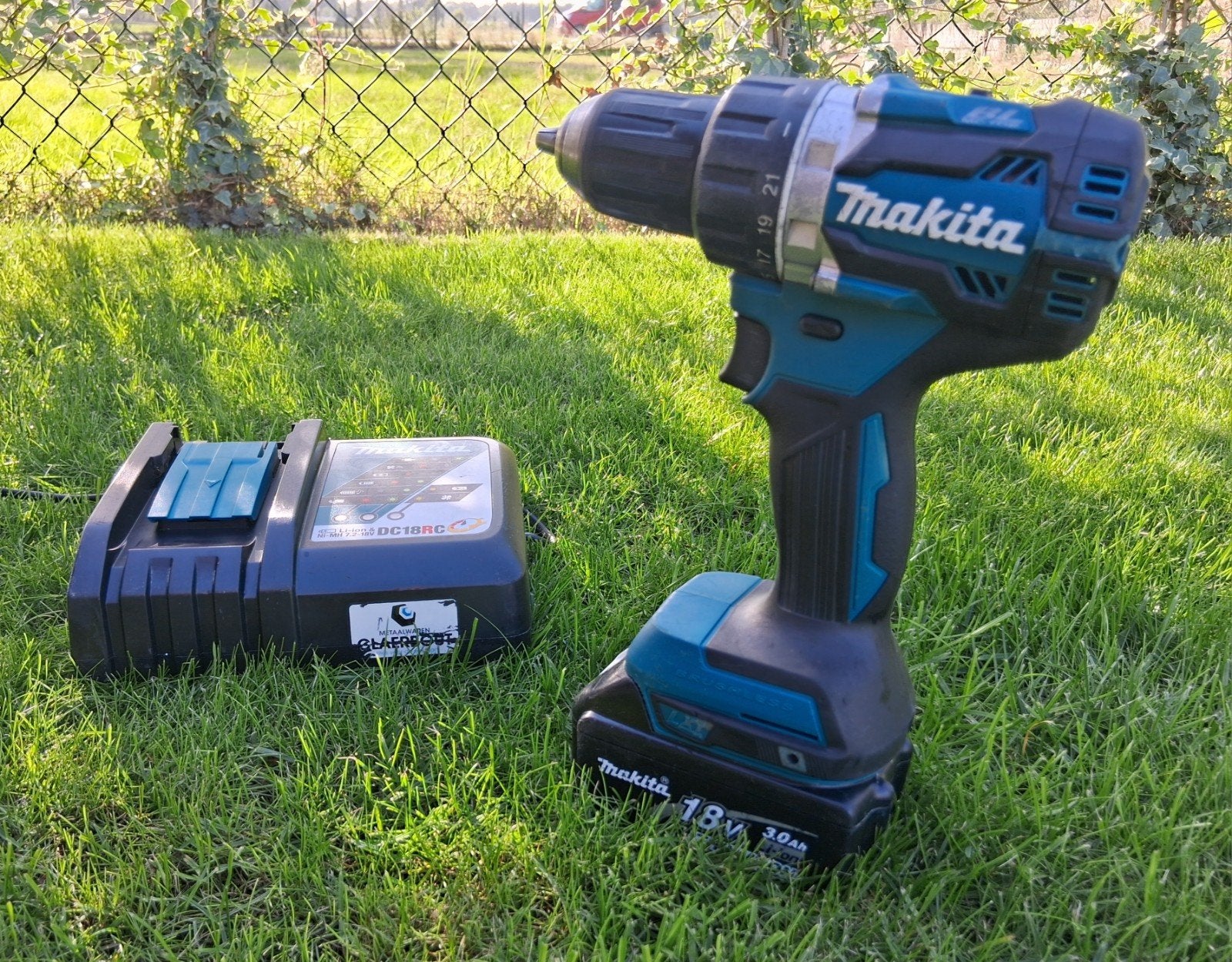 Makita DDF484 18V Brushless accu boormachine – 3Ah + DC18RC, Doe-het-zelf en Verbouw, Ophalen of Verzenden, Zo goed als nieuw
