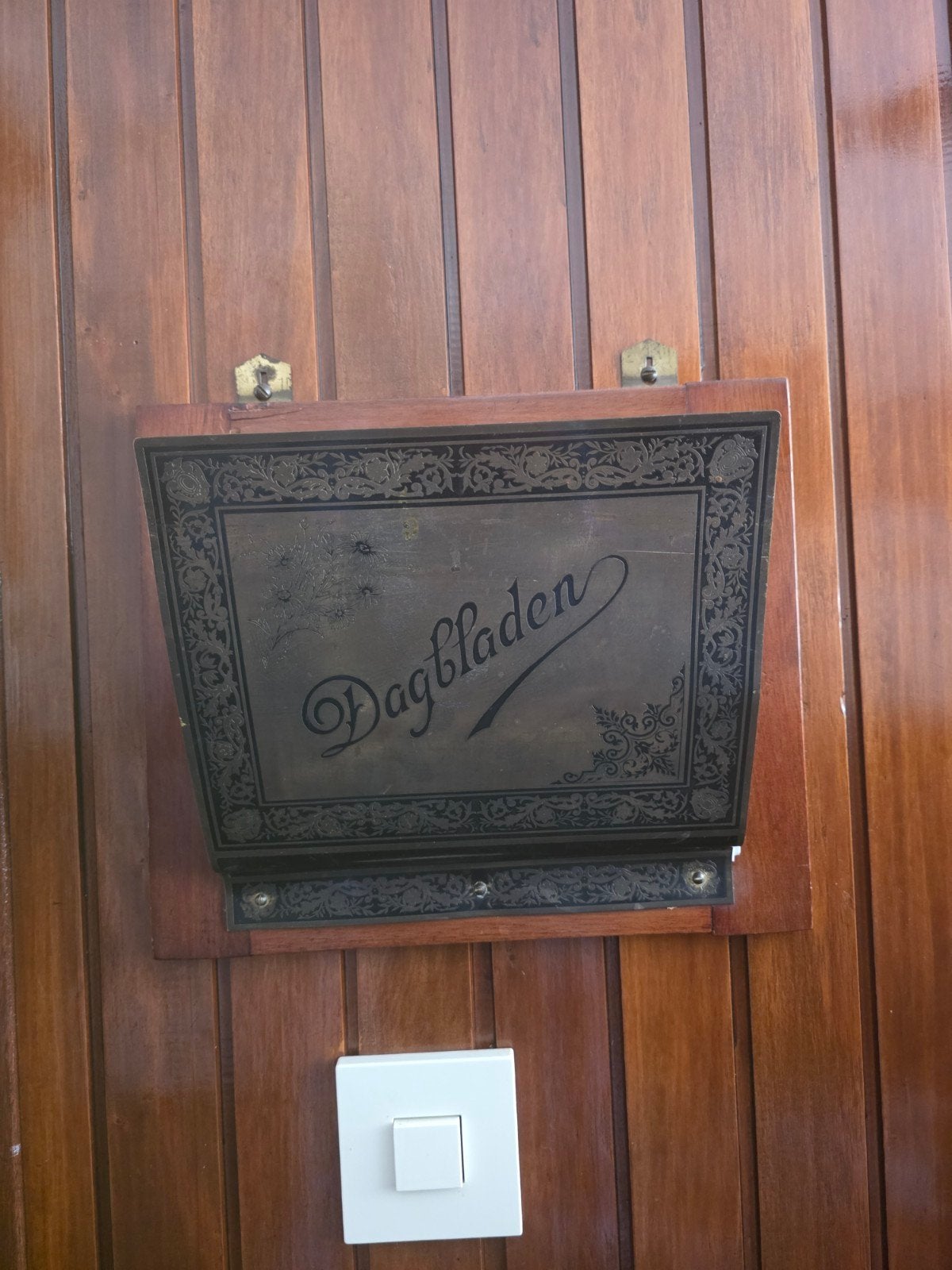Antieke Houten Wandkrantenbak - Koper Dagbladen, Antiek en Kunst, Ophalen of Verzenden