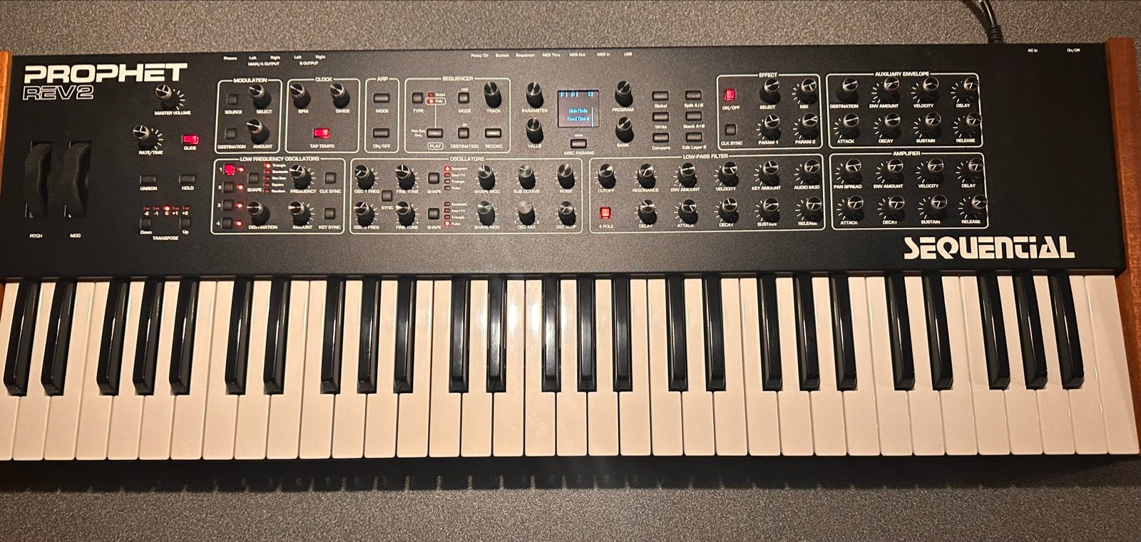 Sequential Prophet Rev2 - 8-stemmig analoog synthesizer, 61 toetsen, Zo goed als nieuw, Met midi-aansluiting, Ophalen