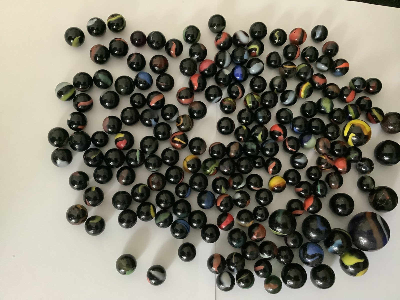180 zwarte glazen met kleur gevlamde knikkers zwart /kleur, Ophalen of Verzenden, Zo goed als nieuw, Zwart