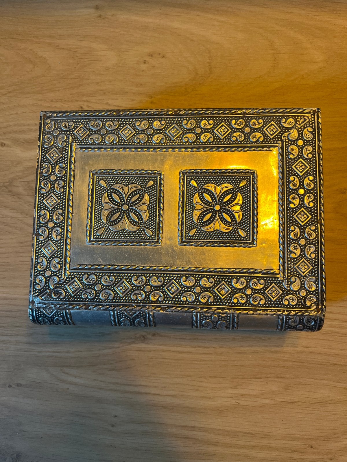 Decoratieve metalen doos met fluwelen binnenkant, Ophalen
