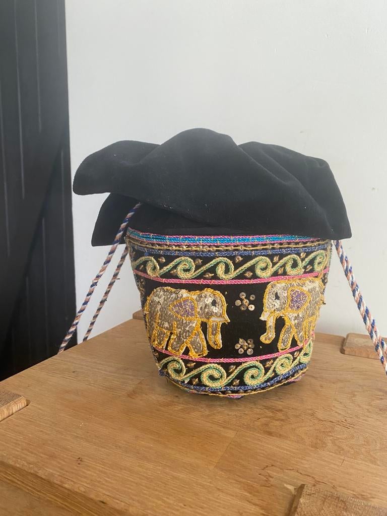 Leuk vintage buideltasje met olifanten borduursel, Huis en Inrichting, Banken | Voetenbanken en Poefen, Zo goed als nieuw, Rechthoekig