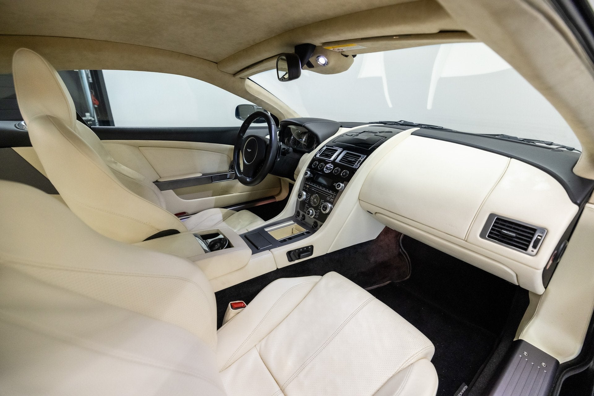 Aston Martin DB9 5.9 V12 Touchtronic Btw auto, Fiscale waard, Auto's, Aston Martin, Automaat, Dealer onderhouden, Achterwielaandrijving