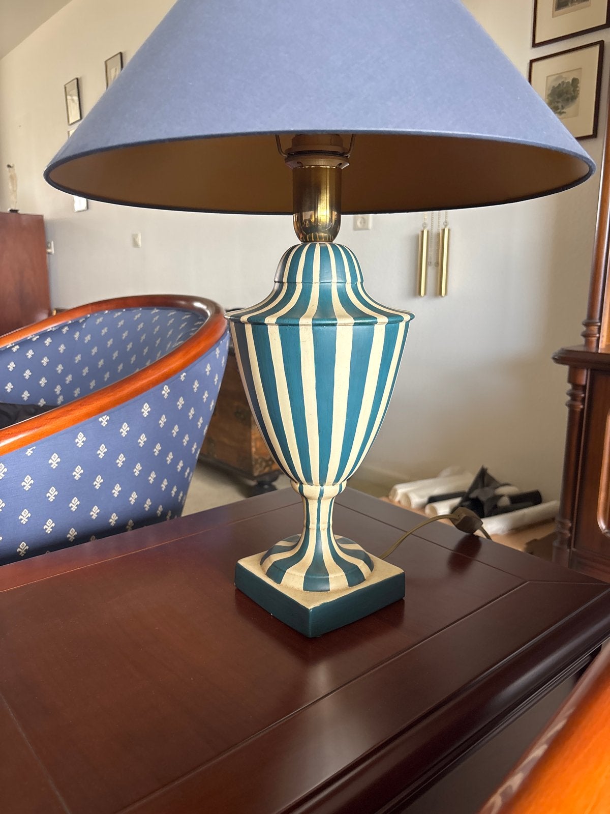 Decoratieve tafellamp met blauw-witte strepen, Ophalen