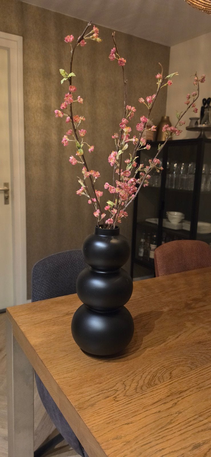 Zwarte vaas met Silk-ka bloemen, Huis en Inrichting, Woonaccessoires | Vazen, Overige materialen, 50 tot 75 cm, Zwart, Ophalen of Verzenden