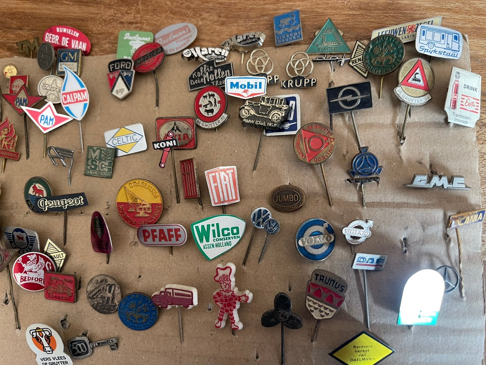 Speldjes   vintage gmc , bmw , fina , shell, spiker ,, Verzamelen, Ophalen, Zo goed als nieuw, Overige onderwerpen