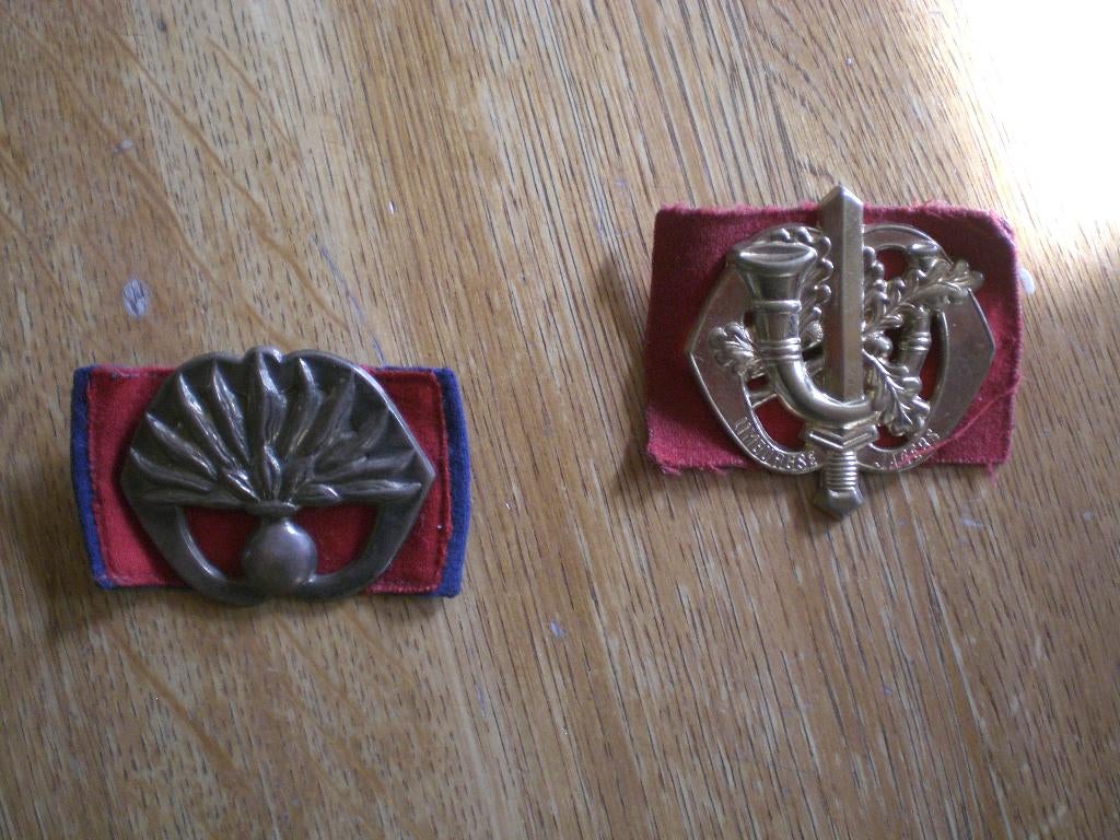 2 oude baret emblemen, Ophalen of Verzenden, Landmacht, Nederland, Embleem of Badge