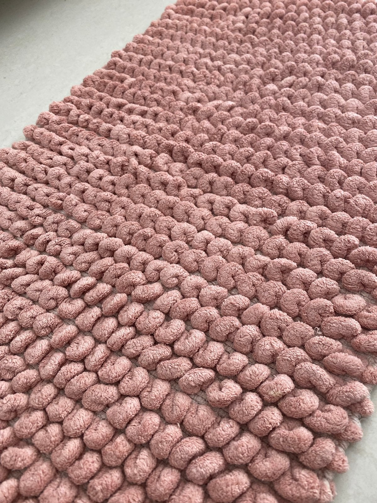 Roze badmat of vloerkleed 45x77 cm, Minder dan 50 cm, Gebruikt, 50 tot 100 cm, Ophalen of Verzenden