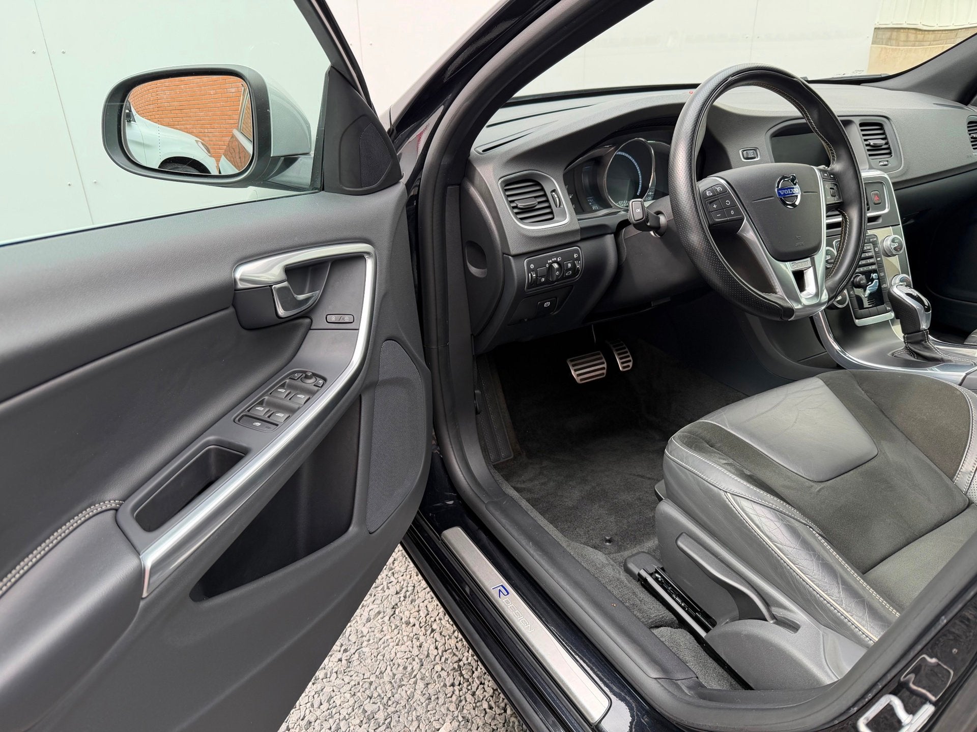 Volvo V60 1.6 T3 R-Design | 2015 | Automaat | Nieuwe D-riem, Auto's, Gebruikt, 4 cilinders, Zwart, 1600 kg