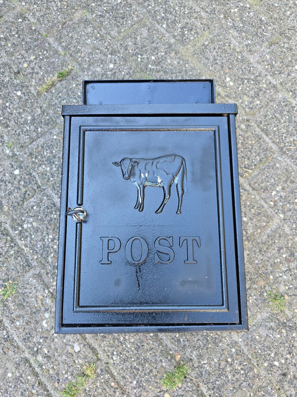Zwarte brievenbus met koeien reliëf, in prima staat, Tuin en Terras, Ophalen of Verzenden