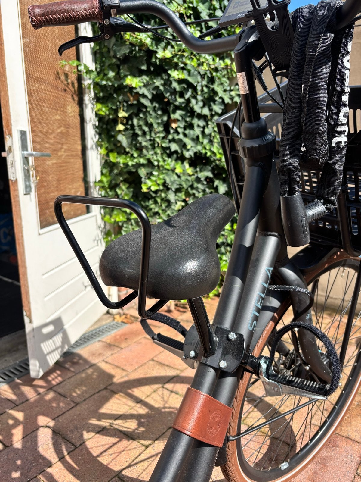 Fietsstoeltje/zadel op stang met voetsteuntjes, Voetsteuntjes, Voorzitje, Ophalen of Verzenden, Zo goed als nieuw