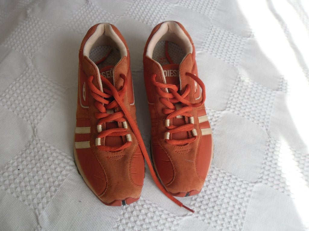 Amper gedragen Diesel sportschoenen. Maat 39, Sportschoenen, Ophalen of Verzenden, Zo goed als nieuw, Overige kleuren