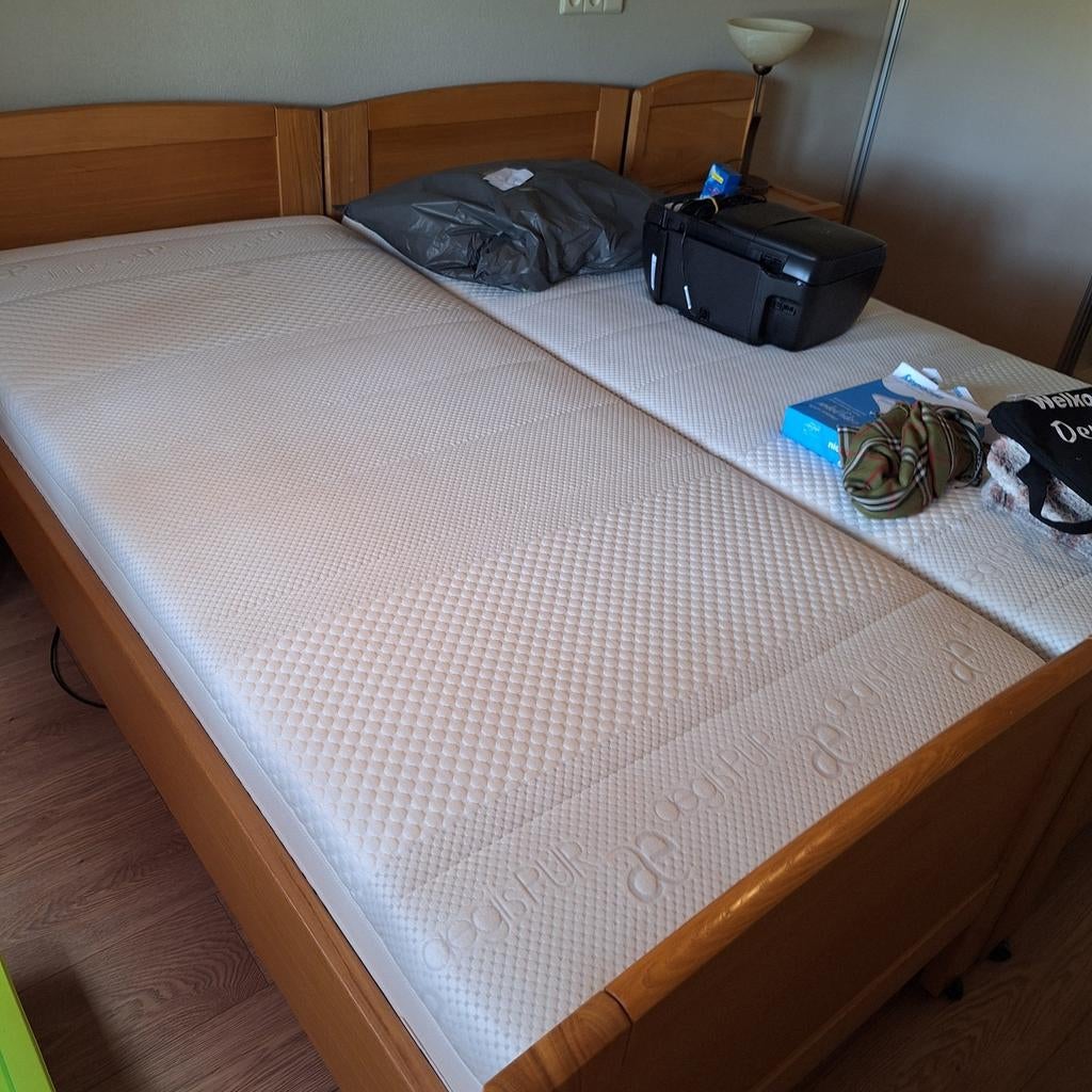 2x elecktrisch verstelbare Ledikanten met Nachtkastjes, Huis en Inrichting, Slaapkamer | Bedden, Ophalen, 90 cm, Eenpersoons, 190 cm of minder