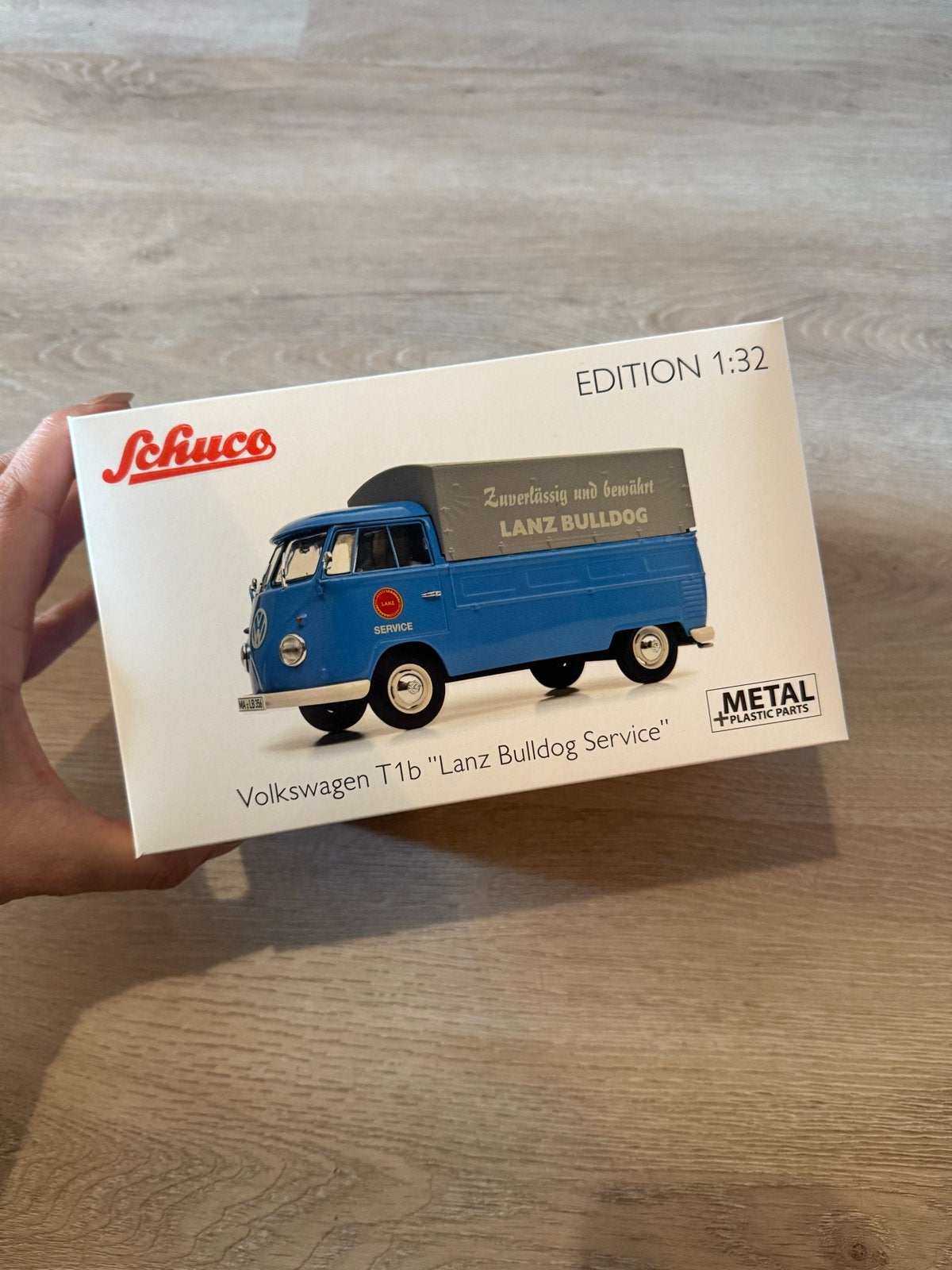 Schuco Volkswagen T1b "Lanz Bulldog Service" 1:32, Hobby en Vrije tijd, Modelauto's | 1:32, Nieuw, Bus of Vrachtwagen, Schuco
