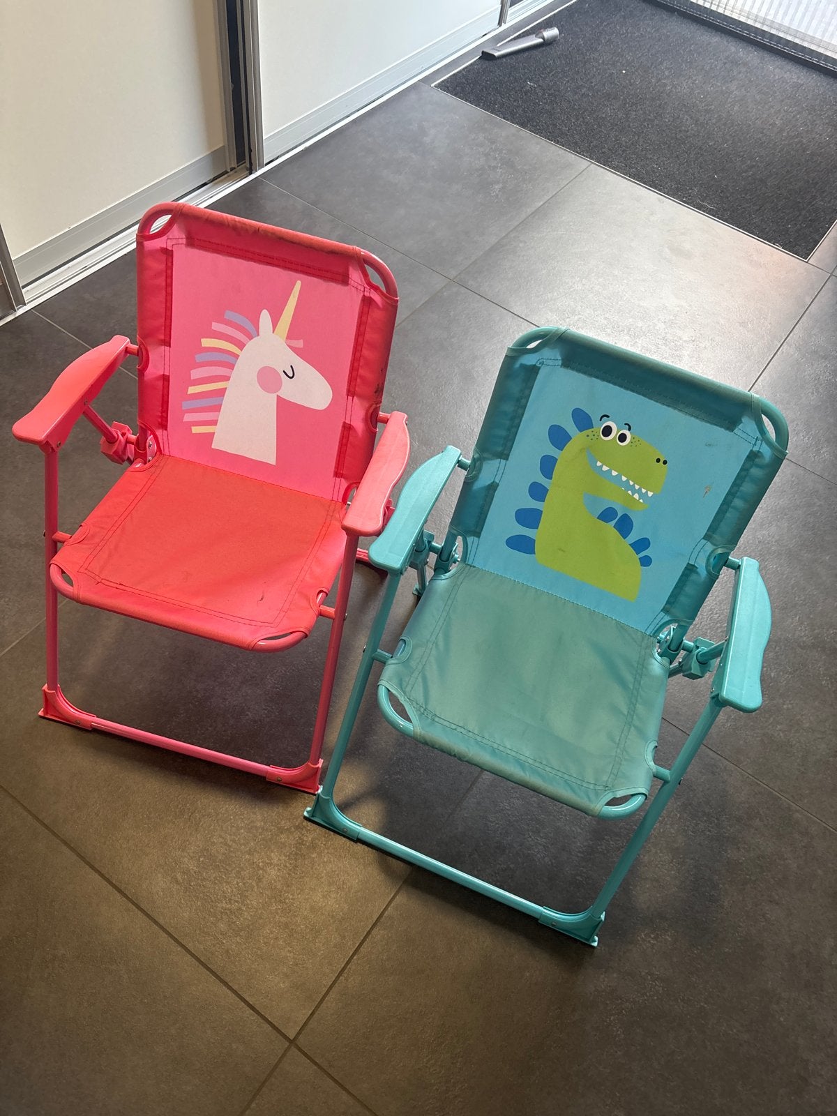 2 campingstoeltjes kinderstoeltjes: eenhoorn en dinosaurus, Ophalen, Gebruikt, Campingstoel