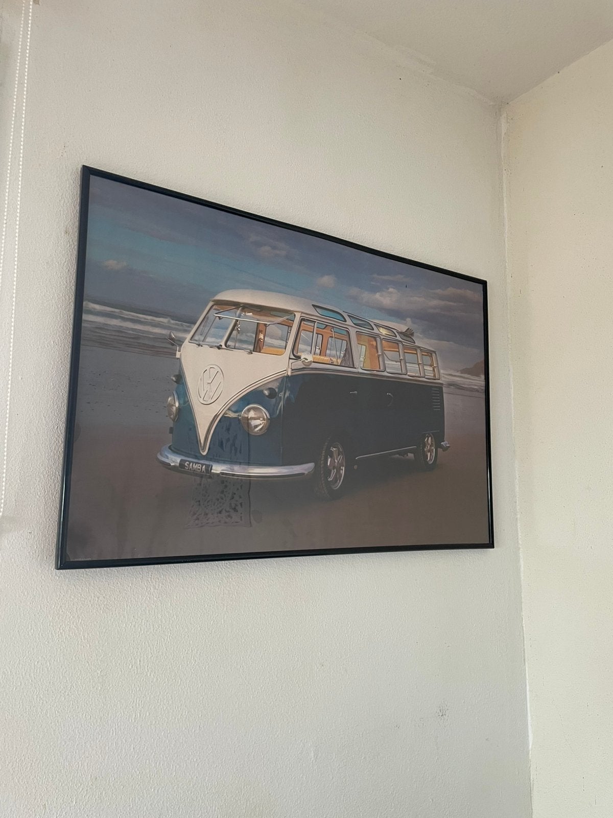 Grote lijst met poster volkswagen hippie busje strand, Ophalen of Verzenden, Zo goed als nieuw, Minder dan 50 cm, Foto of Poster