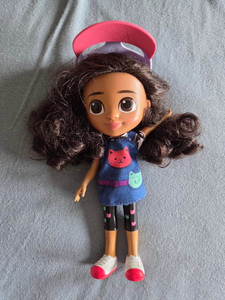 Gaby speelpop (20 cm) met petje en kattenjurk, Kinderen en Baby's, Speelgoed | Poppen, Ophalen of Verzenden, Zo goed als nieuw