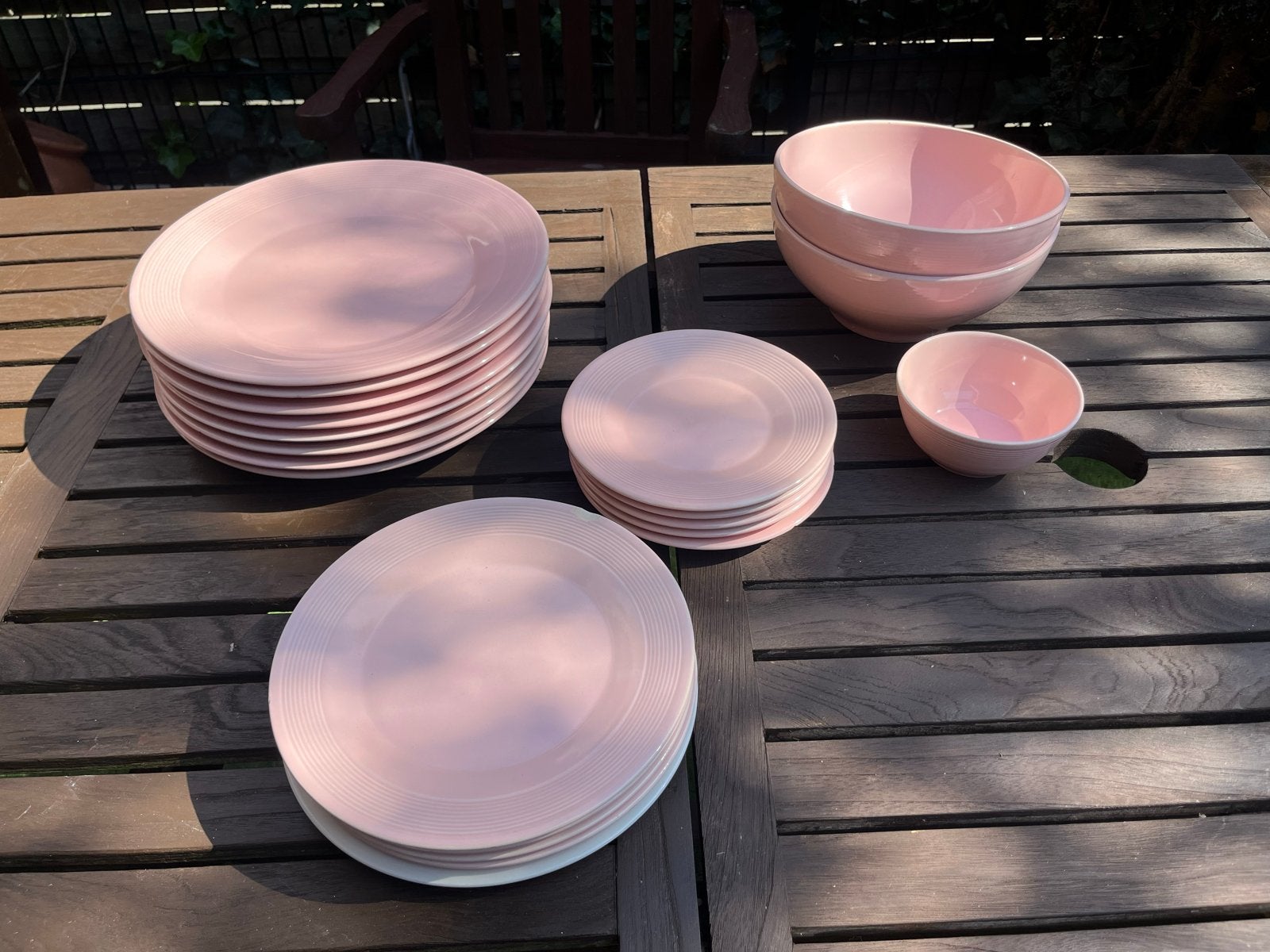 Roze servies: 8 grote borden, kleine borden, schalen, Gebruikt, Keramiek, Ophalen of Verzenden, Overige stijlen