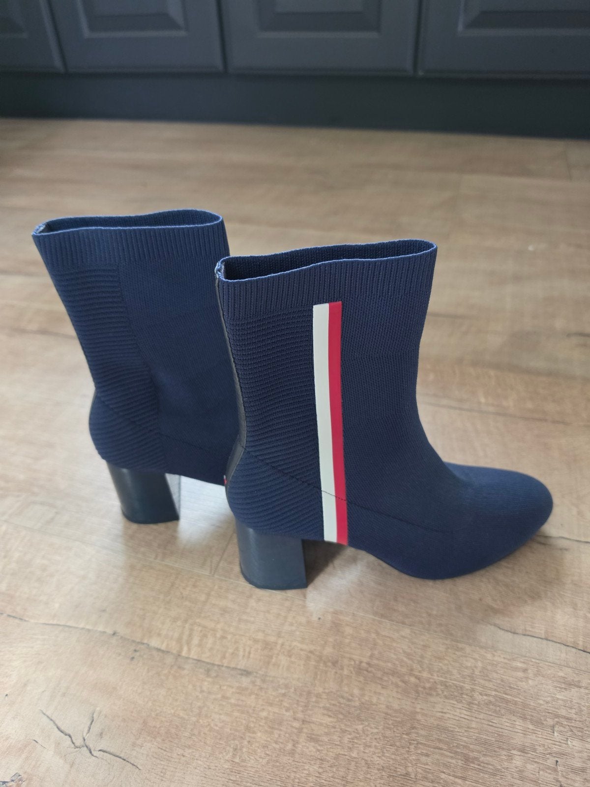 Tommy Hilfiger laarsjes - Blauw met rood/witte streep, Blauw, Lage of Enkellaarzen, Ophalen of Verzenden, Zo goed als nieuw
