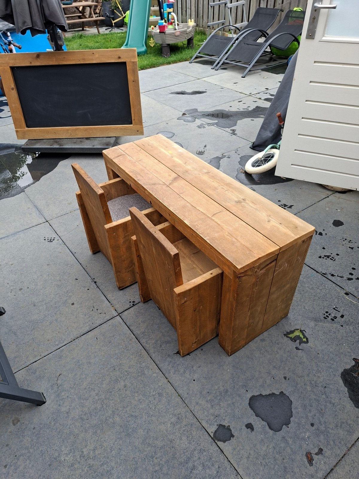 Steigerhout setje, tafel, stoelen en opbergkistje, krijtbord, Ophalen, Gebruikt