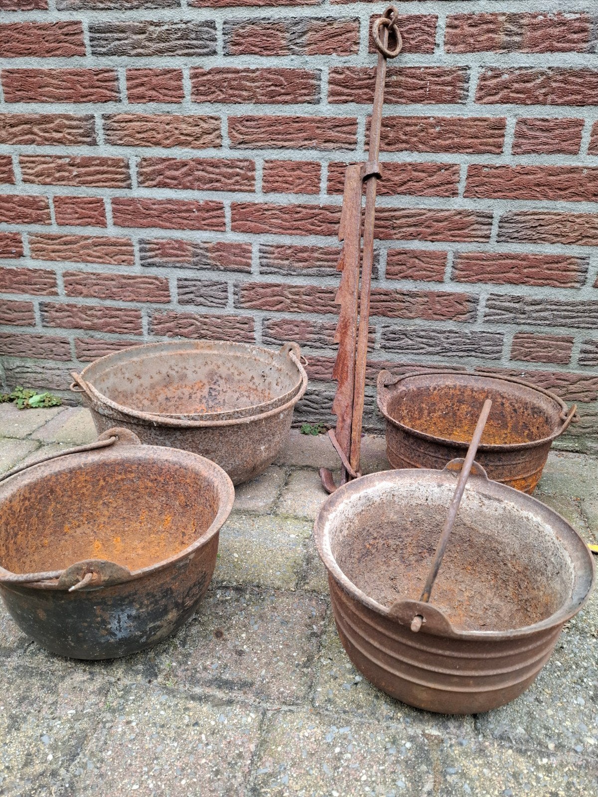 Set van 4 Antieke Gietijzeren Ketels met Haardijzer, Ophalen of Verzenden