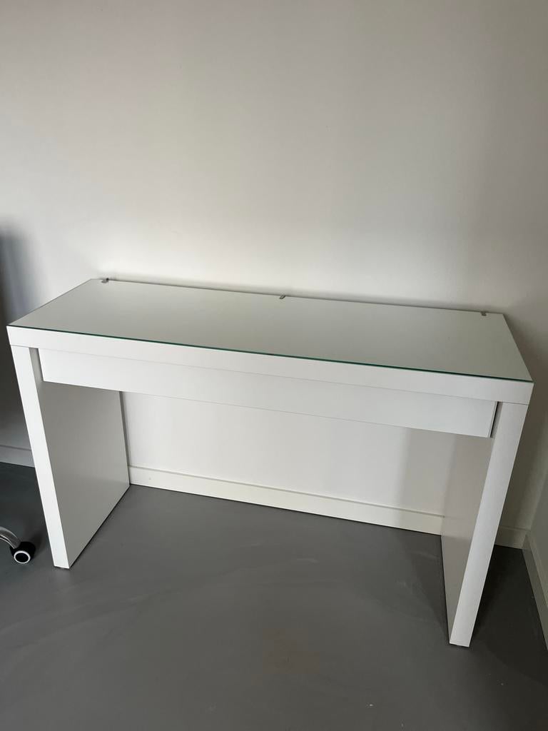 Ikea toilettafel met glazen blad, Huis en Inrichting, Bureaus, Ophalen, Gebruikt, Overige merken, Computerbureau
