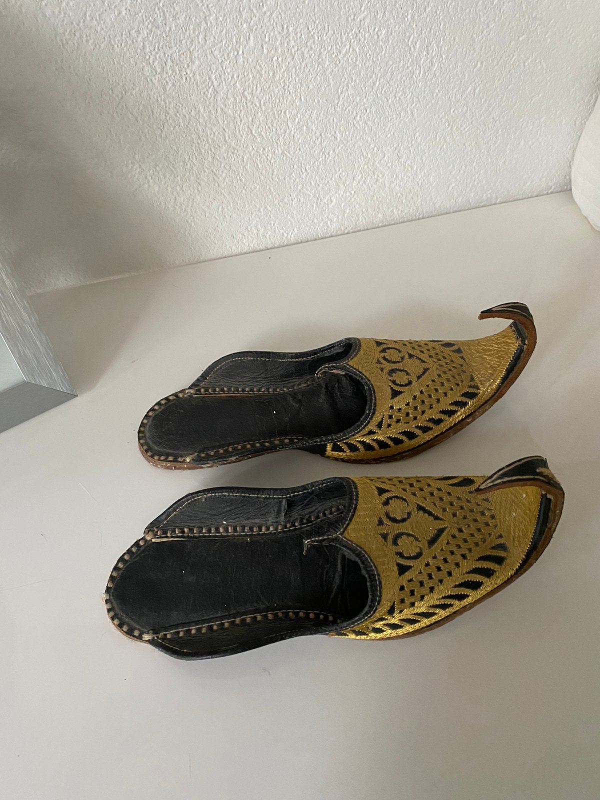 Khussa schoenen, met opgekrulde neus,zwart/goud,India, Ophalen