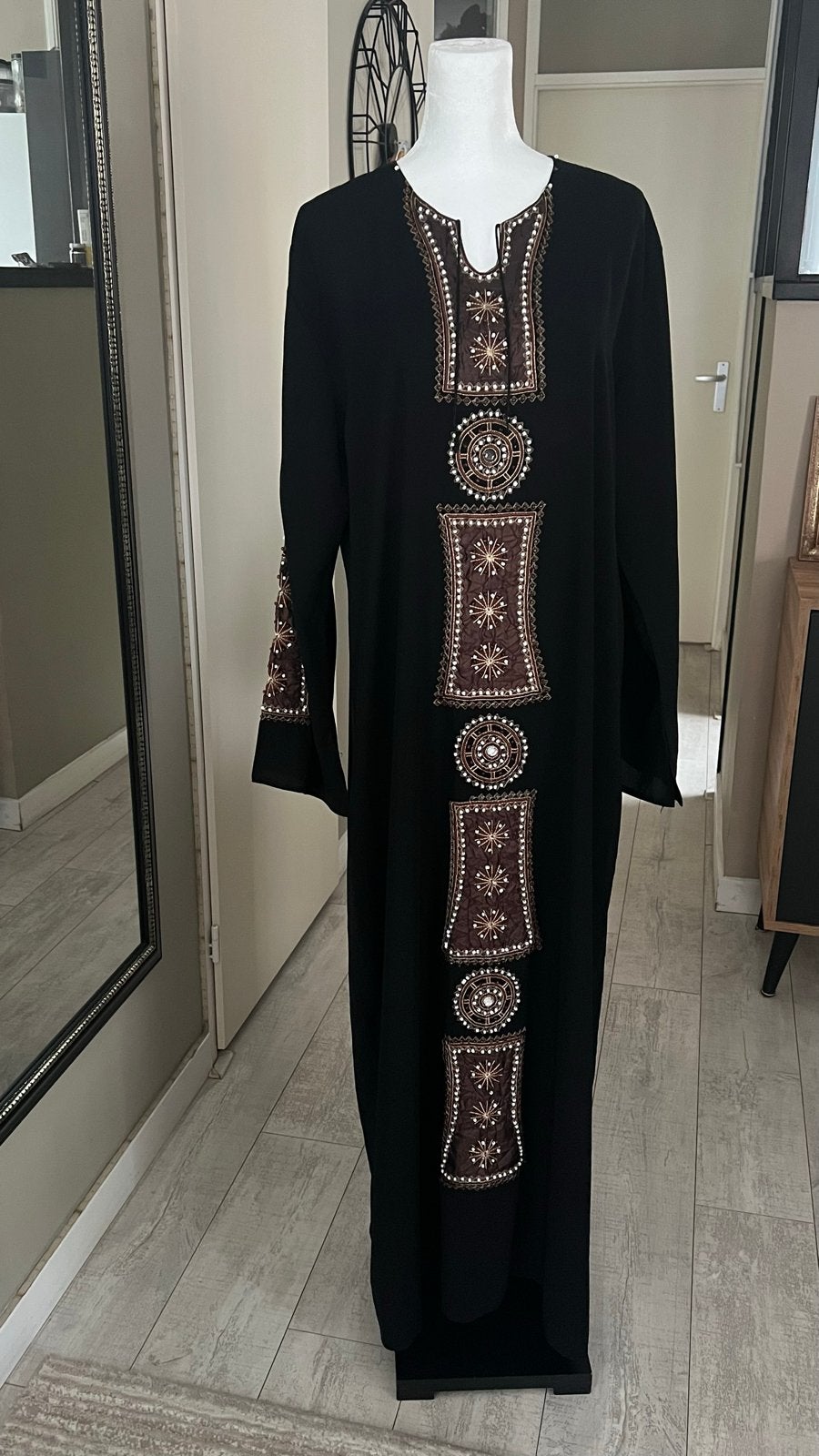 Zwarte Abaya met gedetailleerd borduurwerk, Maat 38/40 (M), Zwart, Ophalen of Verzenden, Zo goed als nieuw