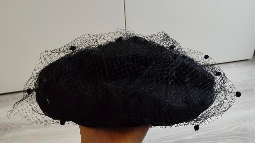 Elegant zwart pillbox hoedje met voile, maat 54 cm, Kleding | Dames, Hoeden en Petten, Hoed, Ophalen of Verzenden, Gedragen, V&D